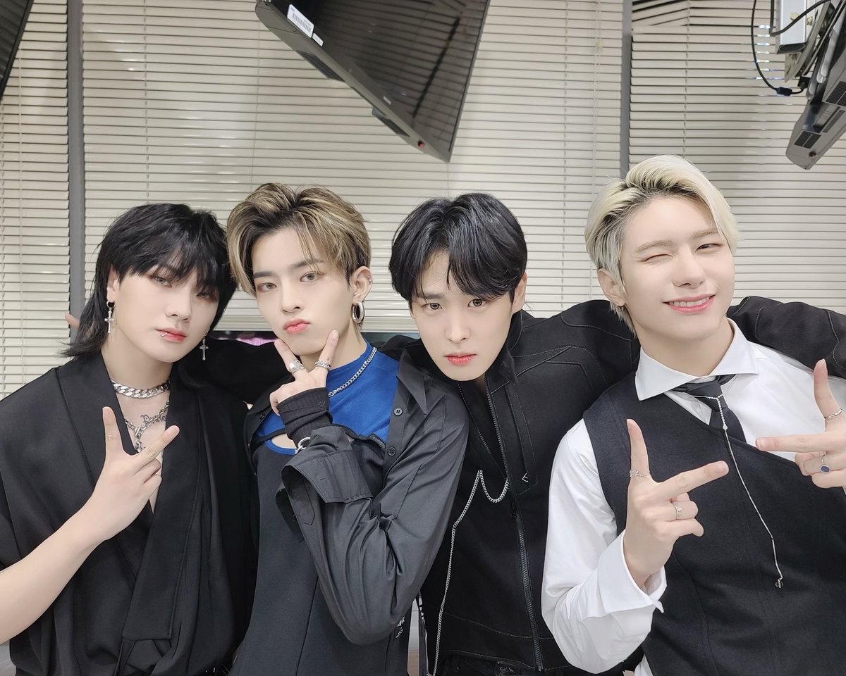 VICTON1109's tweet photo. [#빅톤]
오늘은 빅토니들의 컴백날!👏
오늘 오후 6시에 #SBS_MTV 에서
방송되는 아이돌집 빅톤편 2편이 방송됩니다📺
잔망미 넘치는 빅토니들의 모습을
아이돌집을 통해 확인해 보세요!
떡밥이 쏟아지는 해피 빅톤데이를 즐겨보아요💙💛

#VICTON
#아이돌집 https://t.co/ZboUuESRhJ