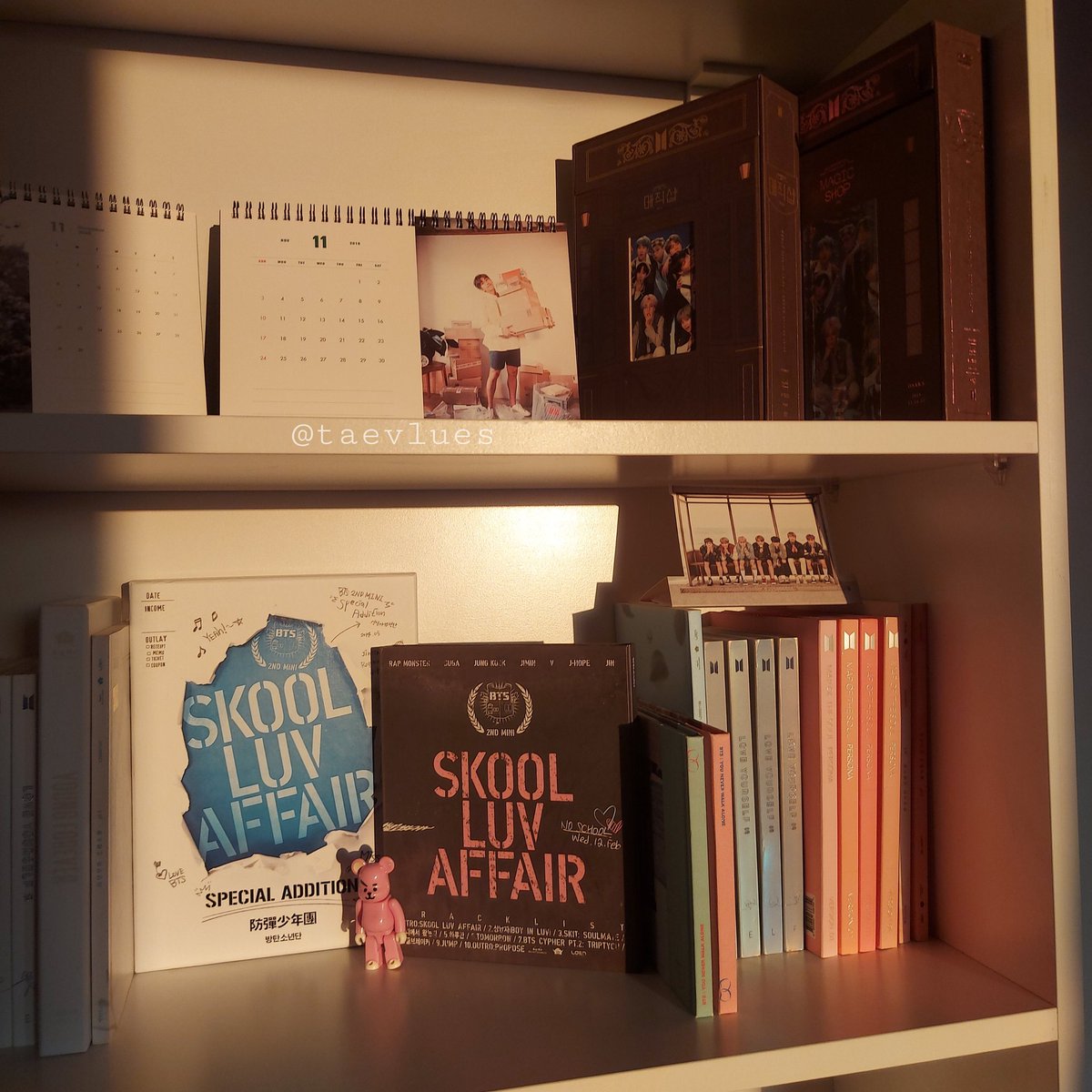taevluesarchive's tweet photo. Shelfie in the sun ... ☀️
#BTS #btsaesthetics #방탄소년단 https://t.co/uIXJfWCiaR