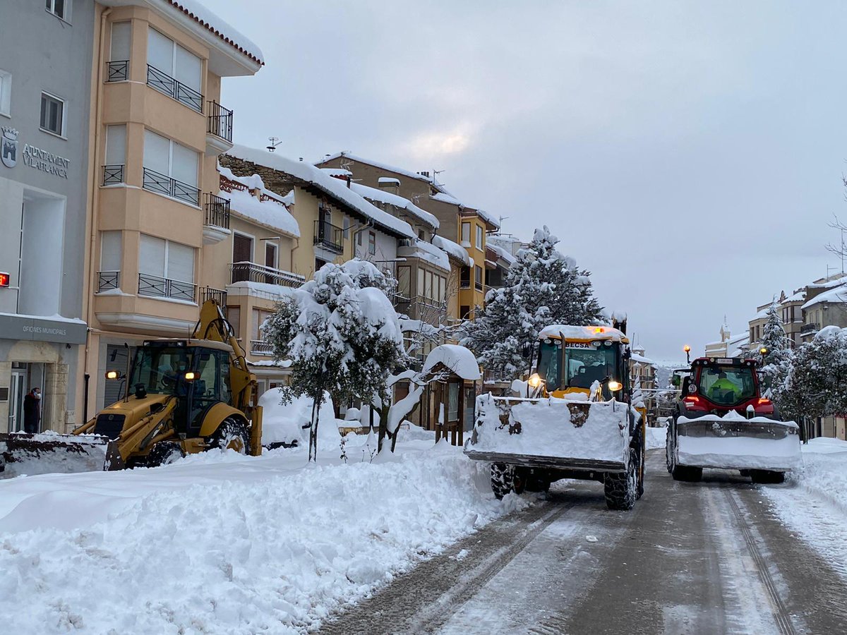 AjVilafranca's tweet photo. Des de primera hora han començat les tasques de neteja ❄️ 🚜 dels carrers del poble

#vilafranca #elsports #castello #igercs #neu #winter #hivern #invierno #filomena #borrascafilomena https://t.co/MjRVTtKZn9