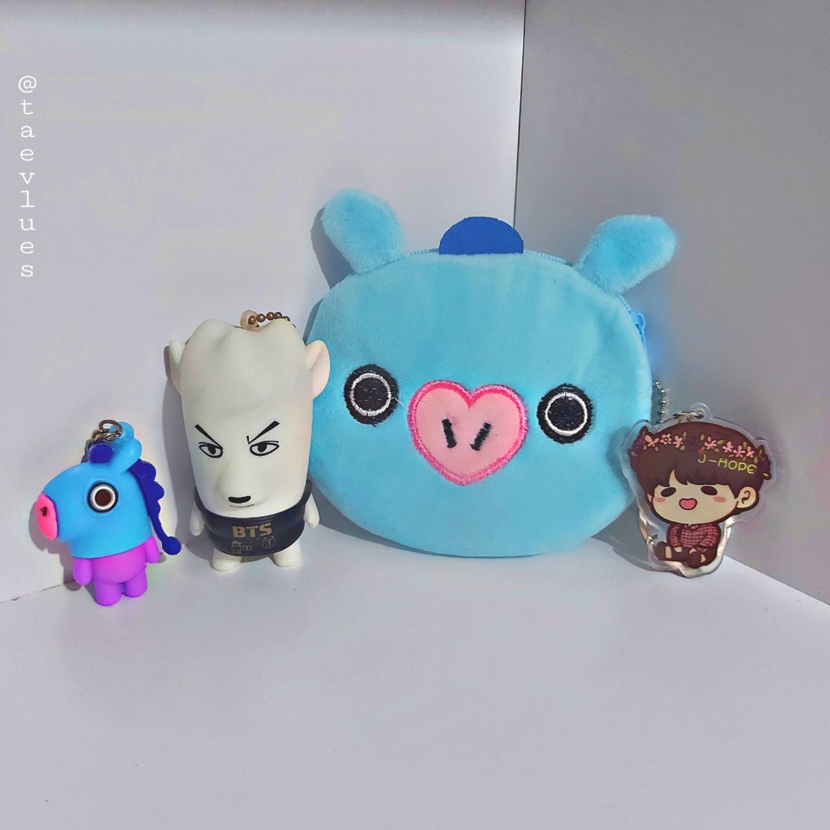 taevluesarchive's tweet photo. Hobi the cutest 🌈☀️
#jhope #hobi #mang #BTS #btsaesthetics @BTS_twt https://t.co/vgGotIFGpd