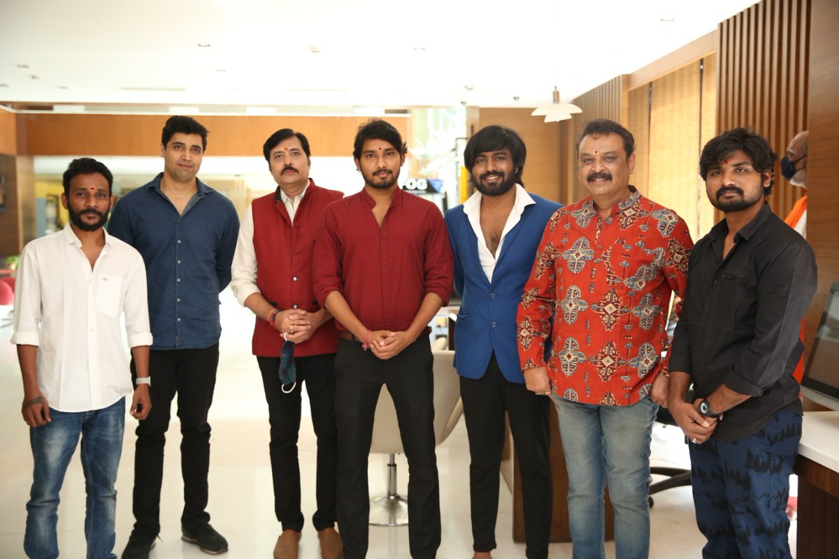kumarswamyv143's tweet image. An intriguing emotional thriller #KoteswaraRaoGariKodukulu is launched with Pooja ceremony in presence of special guests
@AdiviSesh
@ItsActorNaresh
#SVKrishna
🌟ing #Abhinav , #Manikanta
🎬: #NaveenEragani
💰: #ThanveerMD
🎵: #PadmanabbhBharadwaj
🎥:#RamuKanda
