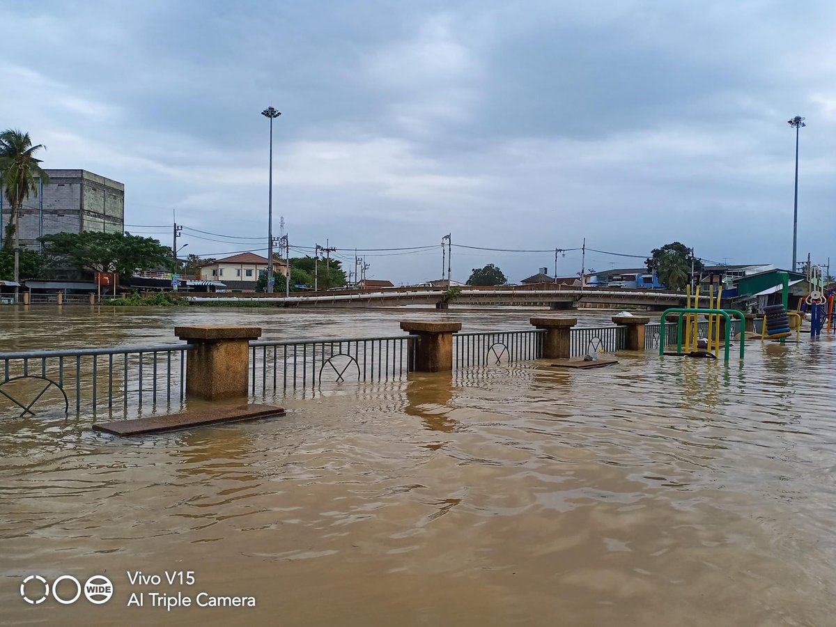 นิดนึงนะคะ อันนี้หน้าบ้านน้าเราเอง หลังจากรั้วนั้นเป็นคลอง น้ำขึ้นสูงและไวมาก ๆ แต่ไม่มีข่าวออกเลย ฝากทุกคนประชาสัมพันธ์ด้วยะนะคะ #น้ําท่วมปัตตานี #น้ำท่วมภาคใต้