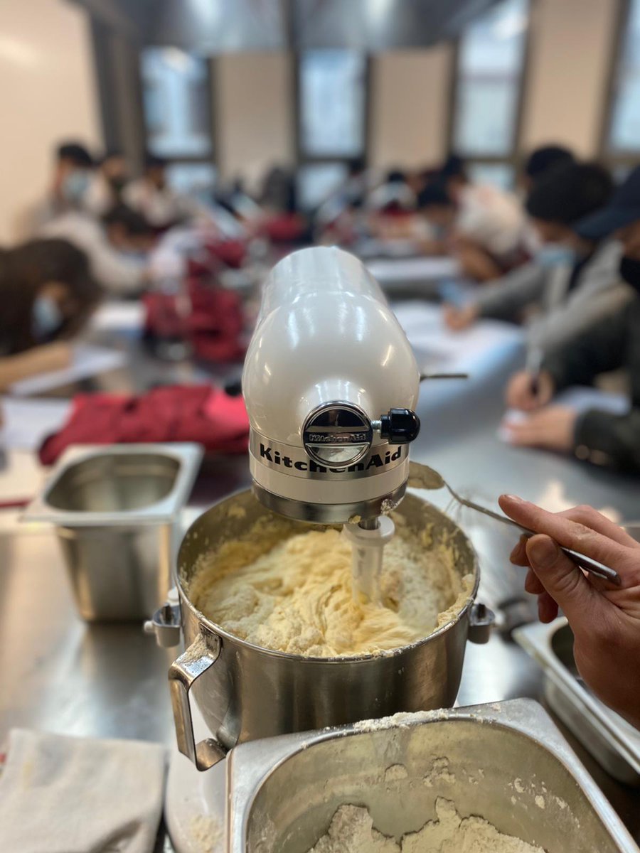 VedrunaGracia's tweet photo. Dilluns tornarem a l'escola seguint totes les mesures de seguretat. 
Amb les mans a la massa i remenant l'olla aprendrem les tècniques  culinàries més avançades en un entorn real. Aprendre fent!!! #restaula #vedruna #viladegracia https://t.co/ORPKxKaspo