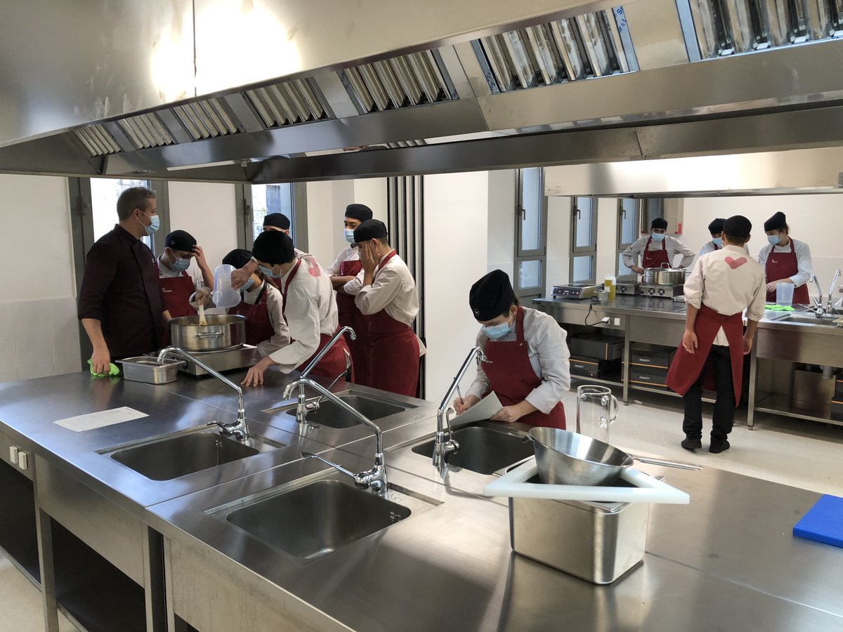 VedrunaGracia's tweet photo. Dilluns tornarem a l'escola seguint totes les mesures de seguretat. 
Amb les mans a la massa i remenant l'olla aprendrem les tècniques  culinàries més avançades en un entorn real. Aprendre fent!!! #restaula #vedruna #viladegracia https://t.co/ORPKxKaspo