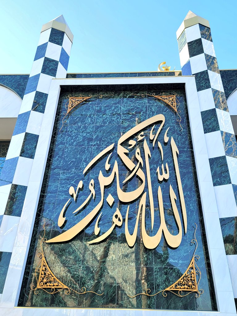 横浜モスク（ジャーメマスジド横浜）。
2006年に竣工。2020年10月には現在の姿にリニューアルしたのだ。調べてみると内部もタイルがふんだんに使われた敬虔な意匠になっていてコロナが落ち着いたら見学したいと思うのだ。