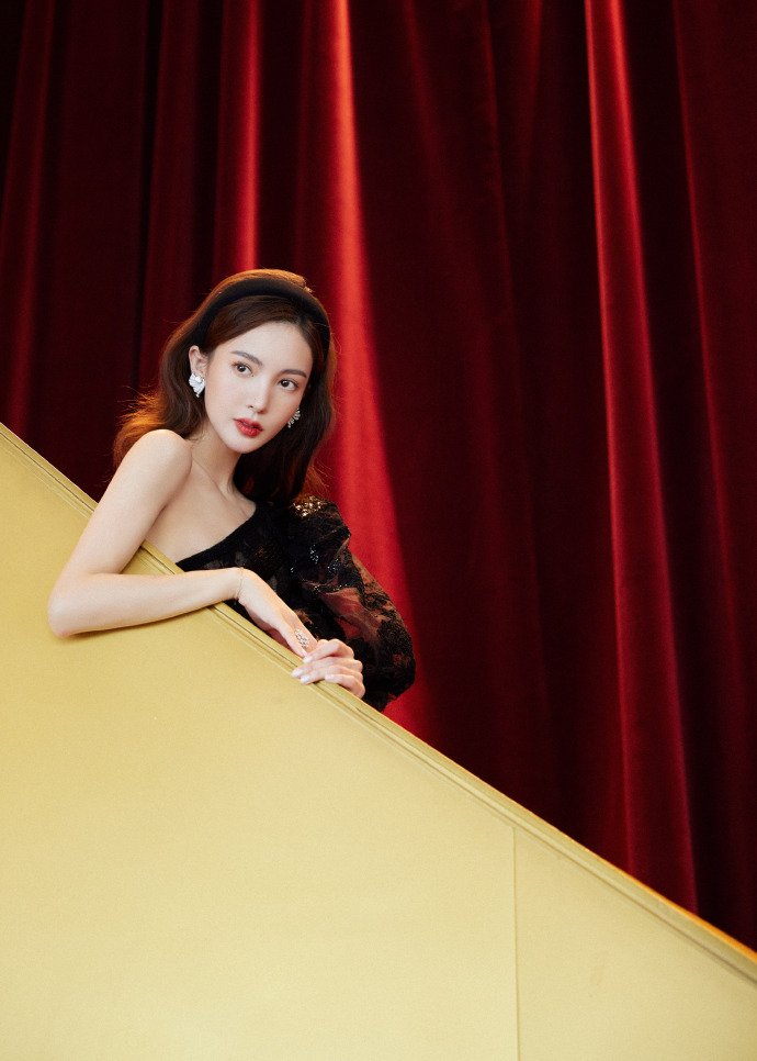 dramapotatoes's tweet photo. #JinChen in Georges Chakra for the 2020 Tencent Entertainment White Paper Gala

More snaps - https://t.co/gjWgNVUVzj

#金晨 #ginajin https://t.co/FUslwwed9v