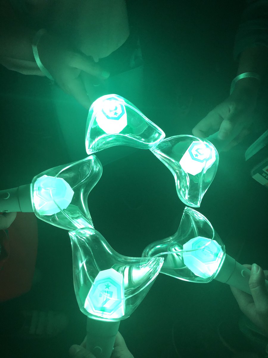 fluffy_katsudon's tweet photo. After landing, I went to my temporary residence where I met new friends [ @AnnaofIGOT7 @SybelleGrazia @AhgaK22 @geljaebum @viewdef ]

Then met up with other Ahgases to check out the LED globe together 💚

[ Also reunited with @moonlightXCIII after 9-10 years lmao] https://t.co/dvf7mTP7B5