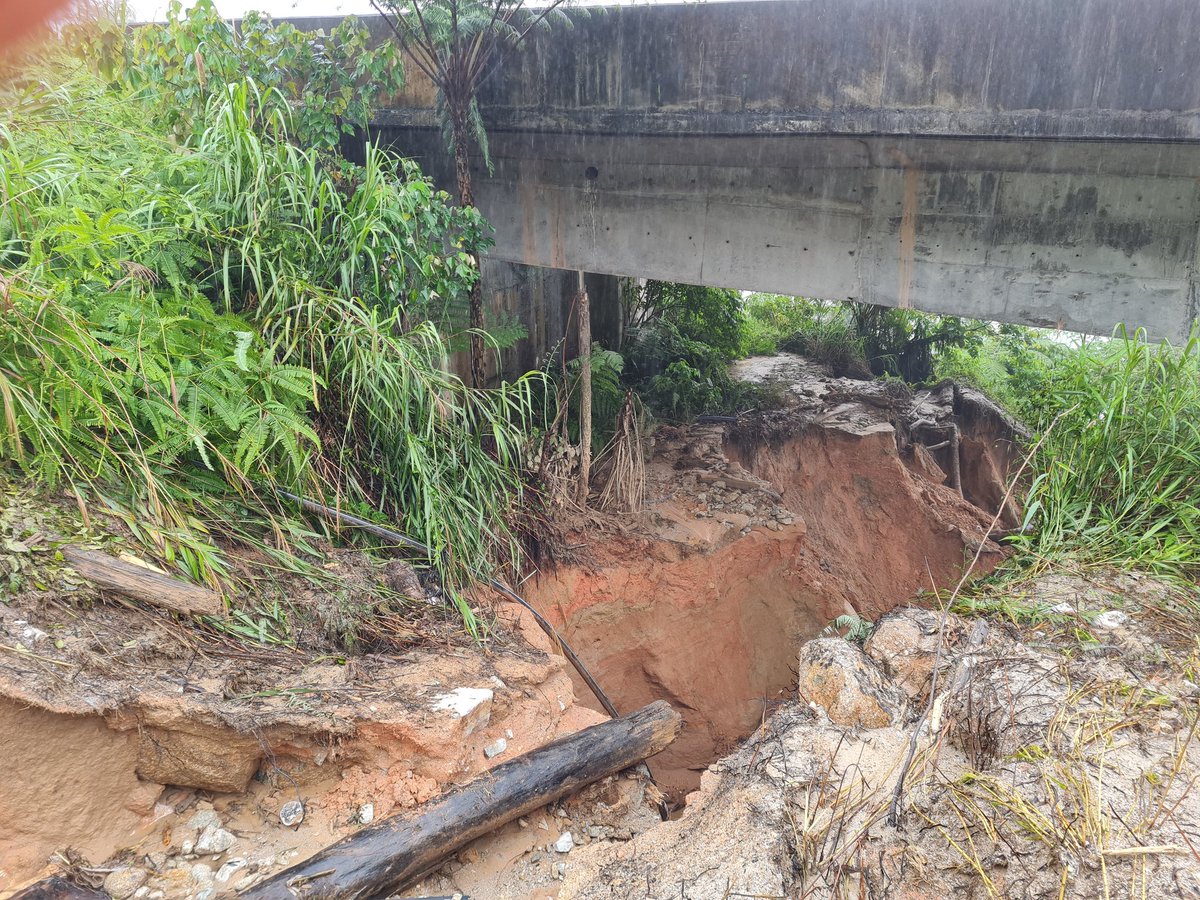JKRBridgeDesig1's tweet photo. Pemeriksaan jambatan pasca runtuhan cerun dan banjir lumpur di laluan FT185 seksyen 62 Lojing oleh bhgn jmbtn dan forensik jmbtn Caw Jalan agar jln tidak terputus hubungan.@CawJalanJKR @IrZulkefly @jkrguamusang https://t.co/XeGysPmLKD