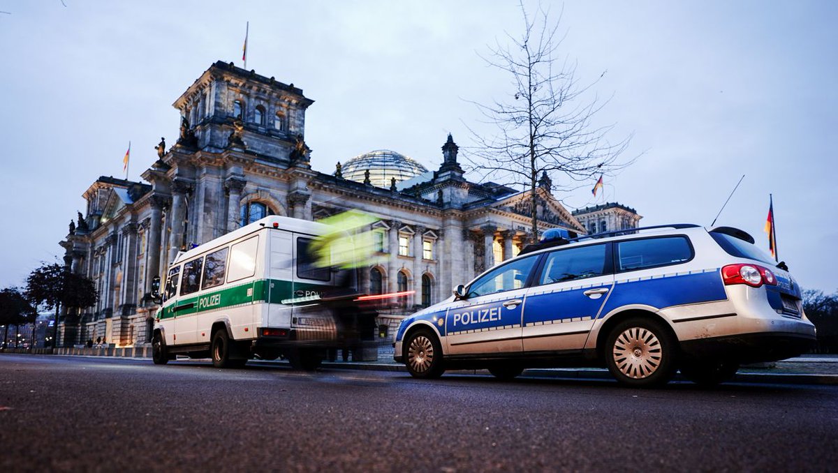 derspiegel's tweet photo. Als Reaktion auf den Gewaltausbruch in Washington hat die Polizei Berlin ihre Präsenz rund um den Bundestag erhöht. Bundestagspräsident Wolfgang Schäuble will die Sicherheitsmaßnahmen des Parlaments prüfen. https://t.co/Ytvv0RjgDB https://t.co/bgmOGzNDpN