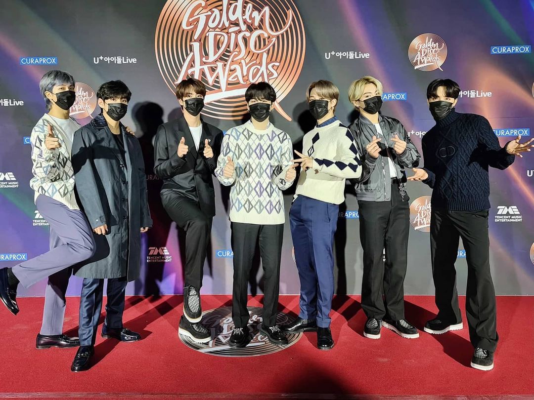 Santy65644382's tweet photo. Bangtan BTS Outfit at 35th Golden Disc Award 2021
Pictures 1 : Day 1 at GDA 2021
Pictures 2 : Day 2 at GDA 2021
#35thGoldenDiscAwards
#bestdigtalsong
#bighitlabels
#updatebts https://t.co/Nl0LWZNaZA