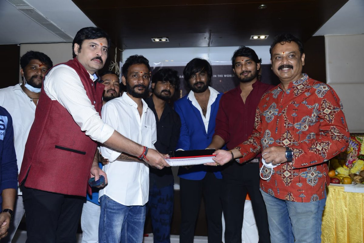 baraju_SuperHit's tweet image. An intriguing emotional thriller #KoteswaraRaoGariKodukulu is launched with Pooja ceremony in presence of special guests
@AdiviSesh
@ItsActorNaresh
#SVKrishna
🌟ing #Abhinav , #Manikanta
🎬: #NaveenEragani
💰: #ThanveerMD
🎵: #PadmanabbhBharadwaj
🎥:#RamuKanda