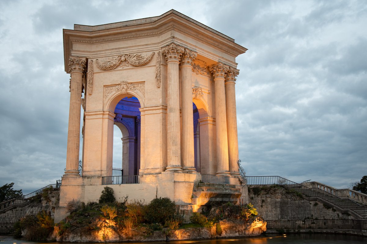 Très belle ville de #Montpellier comme en témoignent ces riches lumières, variations chromatiques autour du #Peyrou. L’un des lieux d’une promenade intemporelle, où se côtoient harmonieusement toutes les générations. #MagnifiqueFrance #photography bit.ly/3bBa3rZ