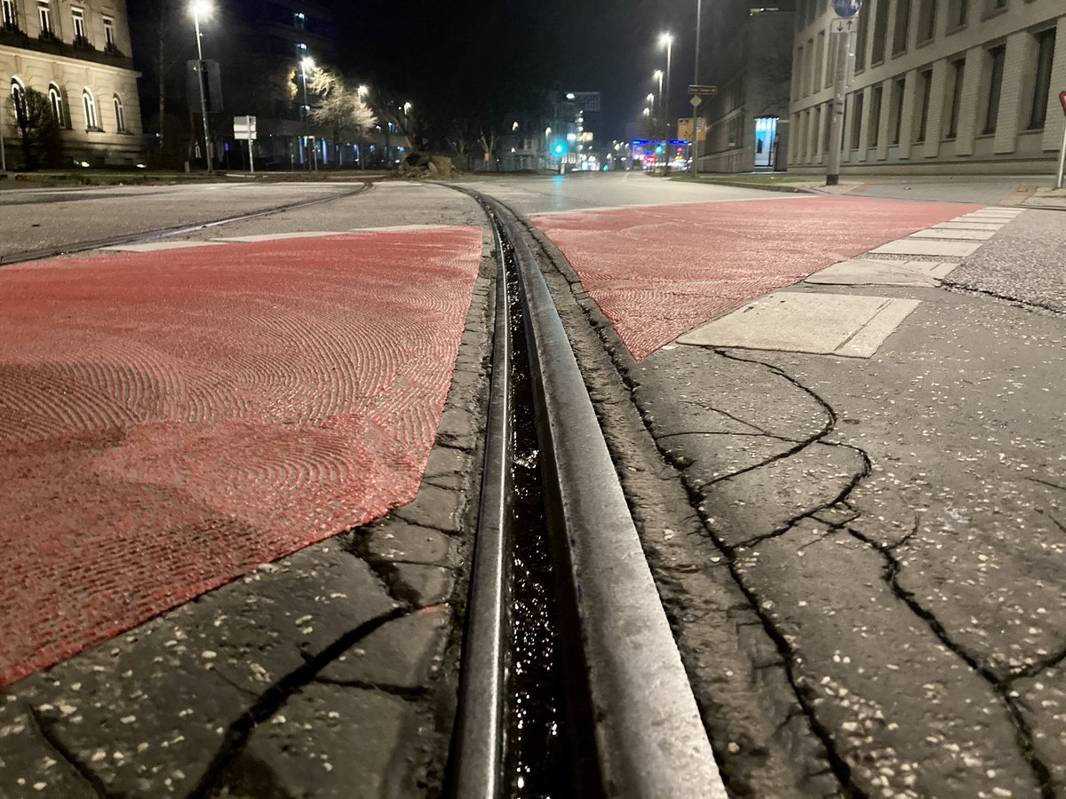veloutopia's tweet photo. Guten Morgen mein @Hannover. 
Besteht die Möglichkeit, die alten Strassenbahnschienen an der Überfahrt Schiffgraben/Prinzenstr. in Fahrtrichtung Aegi mit Teer oder Asphalt zu füllen? Mir dem #Fahrrad ist es aufgrund des zu befahrenen Winkels recht gefährlich. Danke. https://t.co/huOElmdtOE