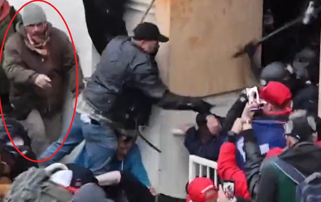 The helmet thief looks like our target Fingerman, and indeed he flips the entrance off. Not 100% that him though bc a similar dude with a colorful scarf and (at this point) a gray wool hat) is up next to the gate. Needs more scrutiny.