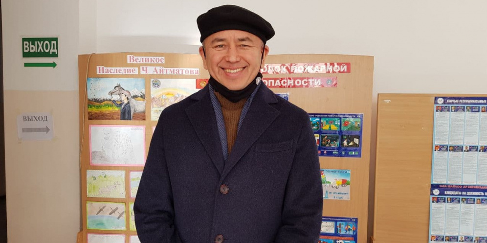 Бабур Тольбаев считает, что надо прийти к тому, чтобы голосование проводилось с помощью верификации отпечатка пальца и фейс-контроля, где бы избиратель не находился, и без привлечения огромного штата сотрудников избирательных комиссий. kaktus.media/429530