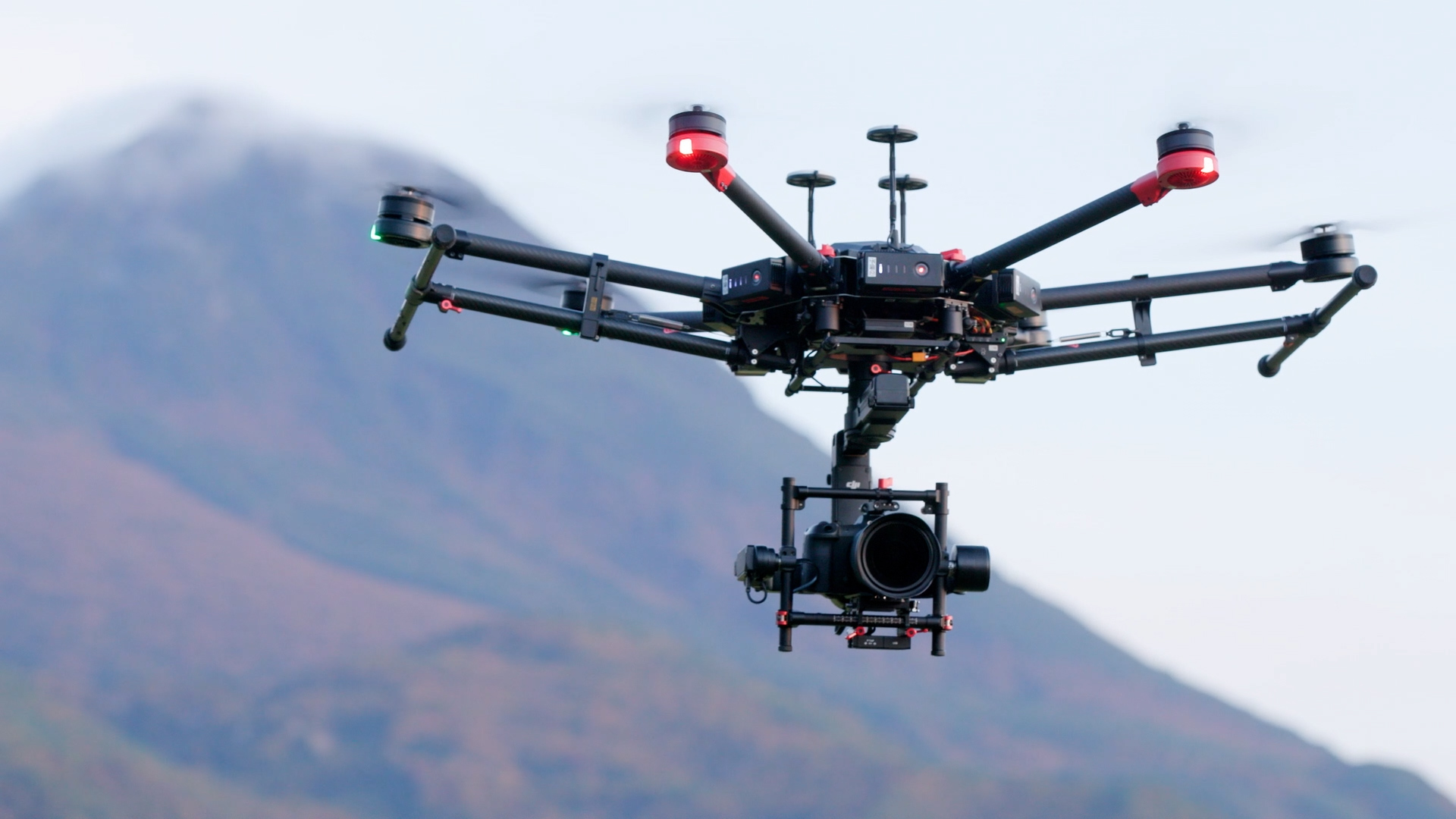 キヤノンマーケティングジャパン ドローンで飛行中 キヤノンのカメラをドローンに搭載しての空撮 1 10に放送予定のtbs世界遺産の撮影風景なんです 8kの最高画質で収録した知床の舞台裏を世界遺産のyoutubeチャンネルにて5回シリーズで公開