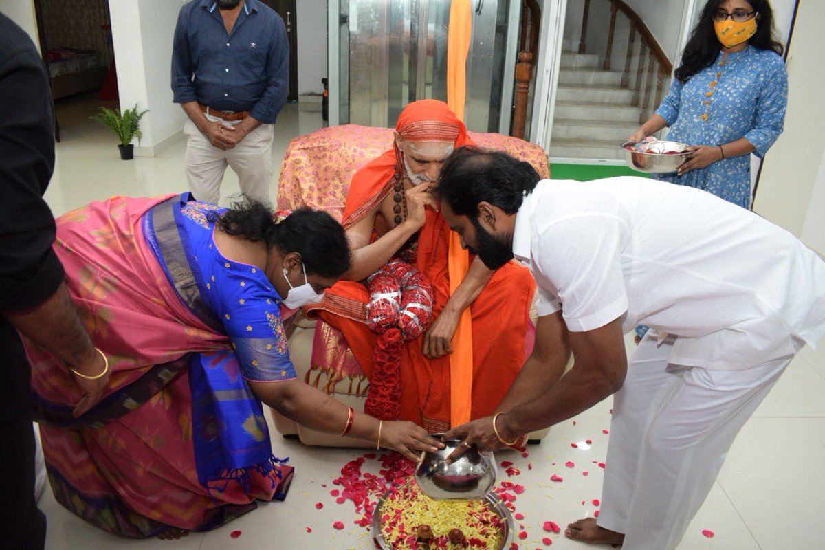 VSrinivasGoud's tweet photo. హైదరాబాద్ లోని నివాసంలో శ్రీ శ్రీ శ్రీ జగద్గురువు శంకరాచార్య శ్రీ హంపి పీఠాధిశులు శ్రీ శ్రీ శ్రీ విద్యారణ్య భారతి స్వామి గారు కలసి ఉమ్మడి మహబూబ్ నగర్ జిల్లాలో హంపి పీఠానికి సంబంధించి 1800 ఎకరాల్లో కామధేను యూనివర్సిటీ ( గోమాత ) ఏర్పాటు ప్రతిపాదనలపై చర్చించడం జరిగింది. https://t.co/lTBbZz8RJ9