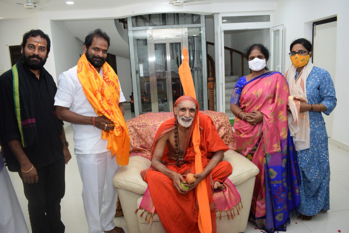VSrinivasGoud's tweet photo. హైదరాబాద్ లోని నివాసంలో శ్రీ శ్రీ శ్రీ జగద్గురువు శంకరాచార్య శ్రీ హంపి పీఠాధిశులు శ్రీ శ్రీ శ్రీ విద్యారణ్య భారతి స్వామి గారు కలసి ఉమ్మడి మహబూబ్ నగర్ జిల్లాలో హంపి పీఠానికి సంబంధించి 1800 ఎకరాల్లో కామధేను యూనివర్సిటీ ( గోమాత ) ఏర్పాటు ప్రతిపాదనలపై చర్చించడం జరిగింది. https://t.co/lTBbZz8RJ9
