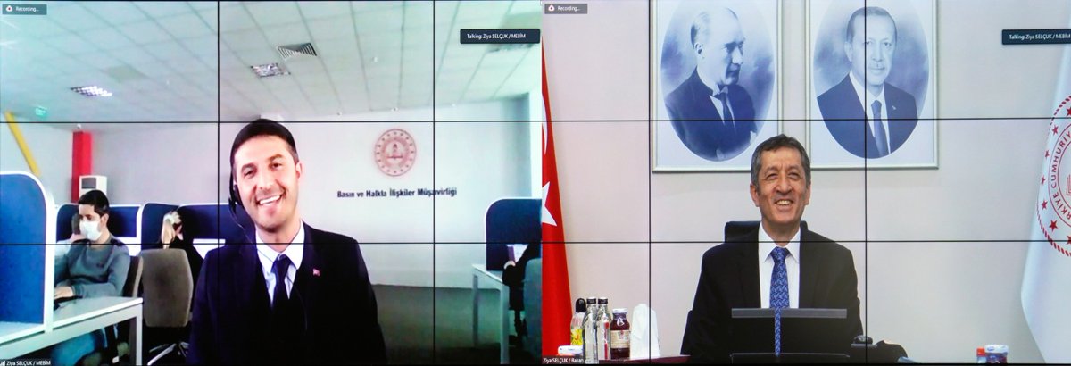 İkimizin adı da Ziya Selçuk. İkimiz de Milli Eğitim Bakanlığı’nda görevliyiz. Ben bakanlık binasındayım, o da Mebim Çağrı Merkezi’nde çalışıyor ve doğal olarak telefonları “Buyrun ben Ziya Selçuk size nasıl yardımcı olabilirim?” diye açıyor. Gerisini siz hayal edin:)