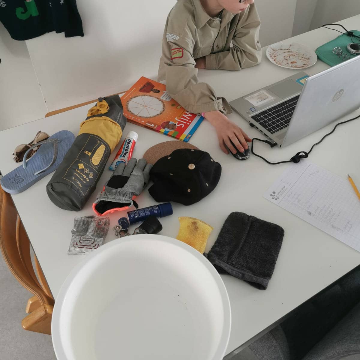 sw3lbp's tweet image. Gisteren zou het scoutingseizoen weer beginnen, maar vanwege de lockdown hebben we geen opkomsten. Onder andere de #Gaaientroep, #Ekerstroep en #EA595 hielden een digitale opkomst. De rest heeft zich bezig kunnen houden met de #ikscoutthuisJachthoorn die via de mail verstuurd is.