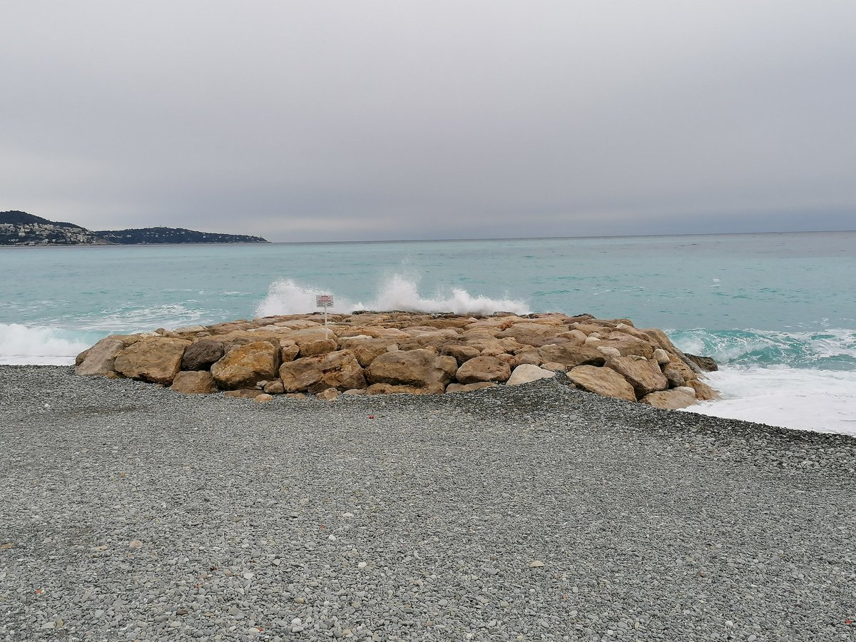 Jessica_Global's tweet photo. Sunday stroll on the Promenade des Anglais #IloveNice #Nice06 #nicecotedazur #CotedAzurFrance #seaview #Filomena #cloudy #meteoNice #greysky #weather https://t.co/J0cPQKaST6
