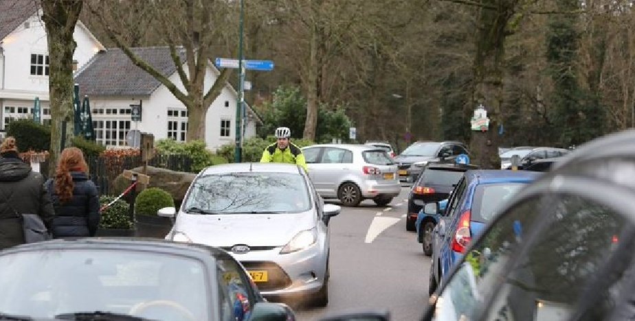 marcomout's tweet photo. Gelukkig is NL niet echt een overbevolkt land en is er genoeg #natuur om tijdens #coronamaatregelen in alle rust van te genie....
Eh, wacht.
#alleensamen
De #bosfile als #superspreader https://t.co/YNUdpyDhDM