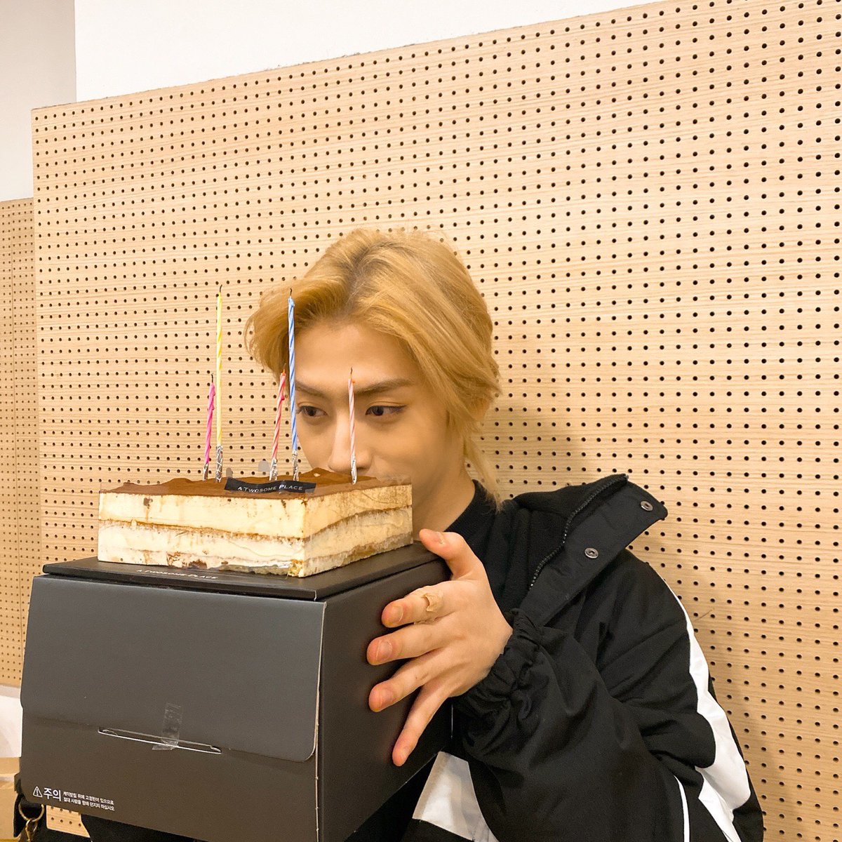 official_ONEUS's tweet photo. [#ONEUS] 
이제 마지막 생축이다 막둥아❤️ https://t.co/NrvH0kgsyh