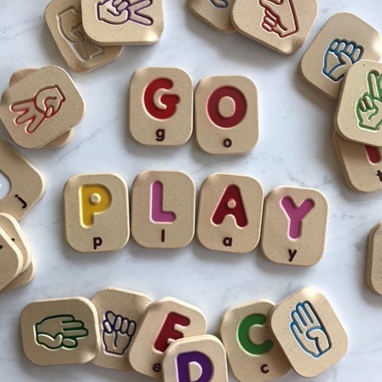 InfanityEs's tweet image. ¿Qué os parece este juego para aprender el alfabeto en braille? Es de @plantoys_spain y es una auténtica pasada. Se puede jugar a dos caras; una en mayúscula y otra en minúscula. 😍😍⠀#infanity #teayudamosaeducar #aprenderjugando #aprender #educacion #jugaryaprender