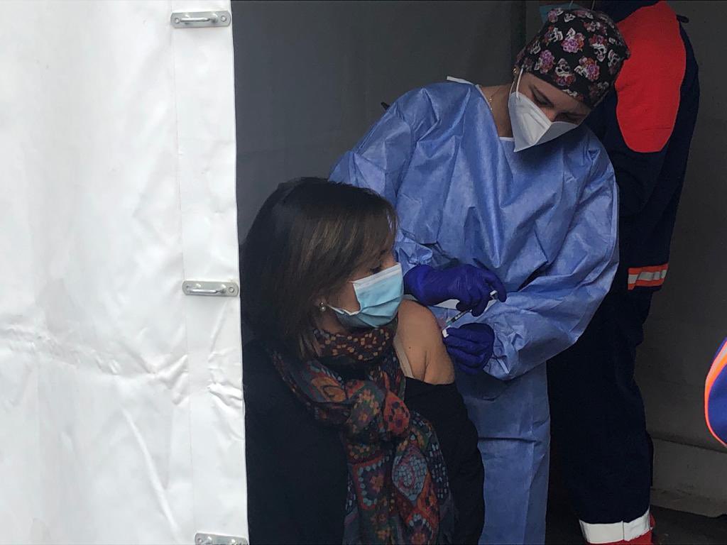 En #Andalucía seguimos vacunando sin descanso porque en la lucha contra el coronavirus no hay domingo ni festivos.

Gracias a todos los trabajadores sanitarios que siguen haciendo un esfuerzo innegable y son un auténtico ejemplo de entrega.