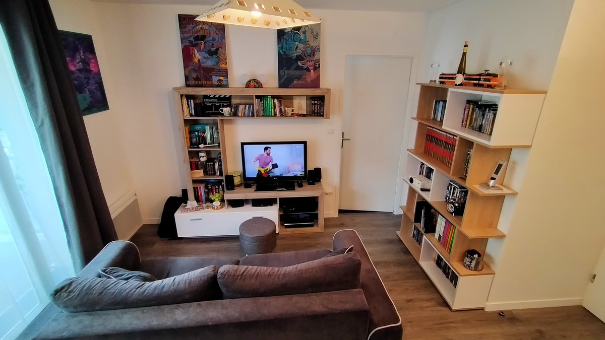 JSully2154's tweet photo. Après 2 ans d'aménagement, la pièce à vivre a enfin sa configuration finale, où tout est harmonisé dans le style de ma cuisine #SoCooc
Prochaine étape, la domotisation de l'appartement... et c'est déjà en marche avec l'éclairage côté salon. https://t.co/Q2S7pT6SdR