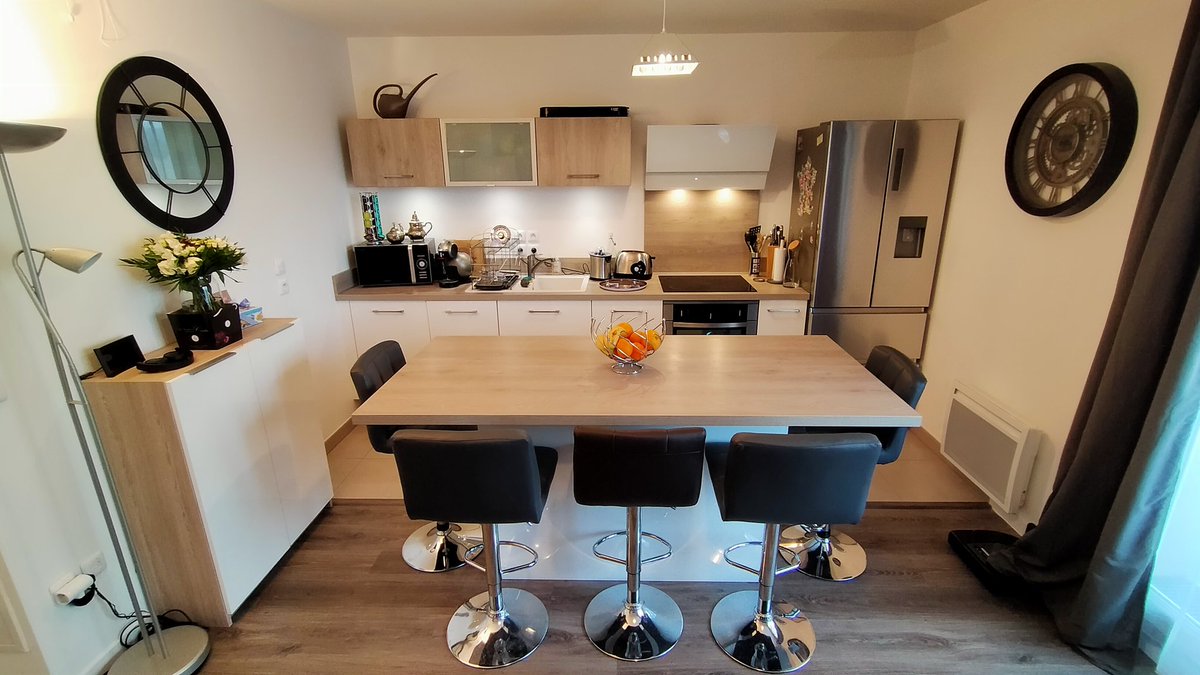JSully2154's tweet photo. Après 2 ans d'aménagement, la pièce à vivre a enfin sa configuration finale, où tout est harmonisé dans le style de ma cuisine #SoCooc
Prochaine étape, la domotisation de l'appartement... et c'est déjà en marche avec l'éclairage côté salon. https://t.co/Q2S7pT6SdR