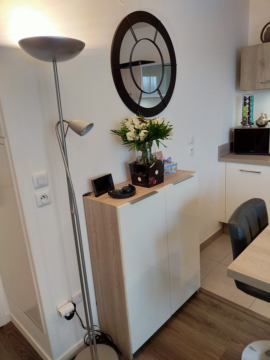 JSully2154's tweet photo. Après 2 ans d'aménagement, la pièce à vivre a enfin sa configuration finale, où tout est harmonisé dans le style de ma cuisine #SoCooc
Prochaine étape, la domotisation de l'appartement... et c'est déjà en marche avec l'éclairage côté salon. https://t.co/Q2S7pT6SdR