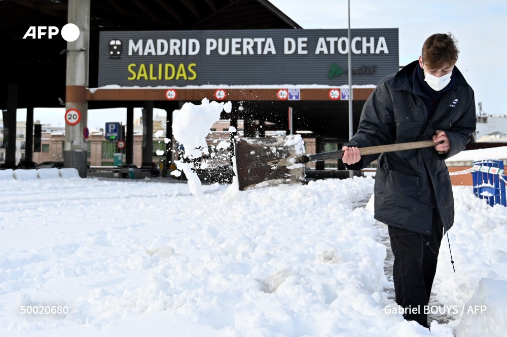 afpfr's tweet photo. Au lendemain d'une tempête de neige historique en #Espagne, les autorités sont lancées dans une course contre la montre pour déneiger à #Madrid et dans une partie du pays avant l'arrivée d'une vague de froid inédite qui pourrait transformer la neige en glace #AFP https://t.co/UUUApg5BGE