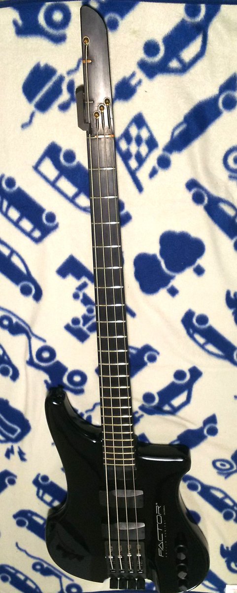 johnBass_100's tweet photo. ベース、これだけ寒いとポリッシュとか使って拭いてあげたほうがいいのでしょうか？
今は乾拭きのみ。

指板は手の油😅

＃PHILIPKUBICKI
＃JohnTaylor https://t.co/q3DU5Z8Kq8