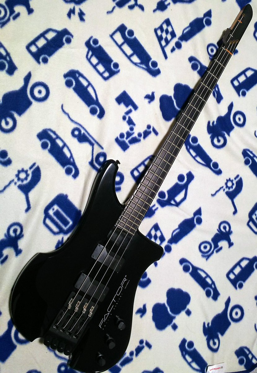 johnBass_100's tweet photo. ベース、これだけ寒いとポリッシュとか使って拭いてあげたほうがいいのでしょうか？
今は乾拭きのみ。

指板は手の油😅

＃PHILIPKUBICKI
＃JohnTaylor https://t.co/q3DU5Z8Kq8