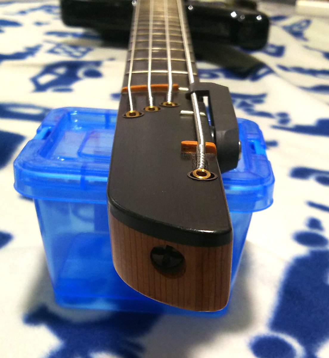 johnBass_100's tweet photo. ベース、これだけ寒いとポリッシュとか使って拭いてあげたほうがいいのでしょうか？
今は乾拭きのみ。

指板は手の油😅

＃PHILIPKUBICKI
＃JohnTaylor https://t.co/q3DU5Z8Kq8