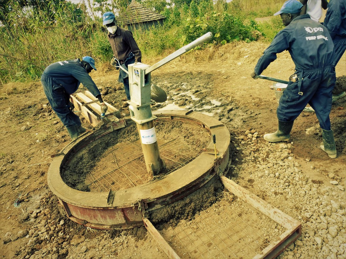 ✅ Gdy stara studnia zaczyna się psuć, trzeba ją naprawić! W Sudanie Południowym w projekcie wspieranym #SSHF <a href="/OCHASouthSudan/">OCHA South Sudan</a> naprawiamy uszkodzone przez powodzie ujęcia wodne, tak jak we wsi Mathiang w hr. Yirol East. Szkolimy też mechaników pomp, by sami mogli dokonywać napraw.