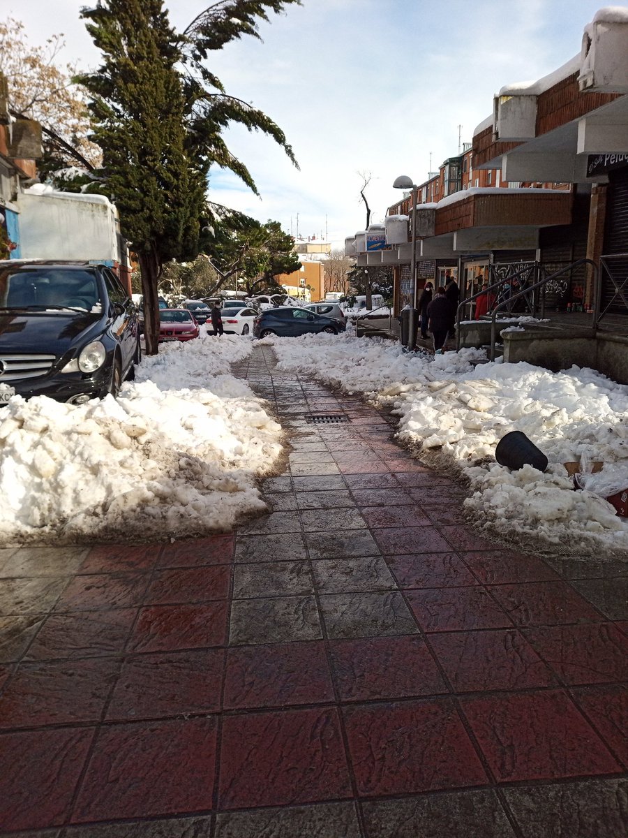 Raquel79231543's tweet photo. Si nos unimos abrimos caminos, pero esta no es la función del voluntariado y de los/as vecinas/as. Faltan medios, falta sal y faltan ganas. #distritolatina #accionvecinal #almalatina https://t.co/WX0xTkeGva