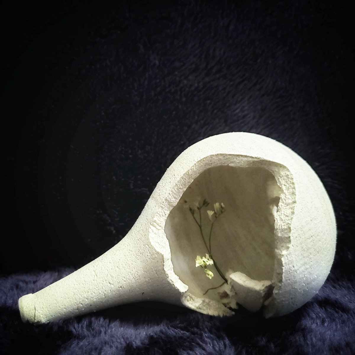 cpertamlisc's tweet photo. Hope to bring you all a little comfort in these difficult days, as long as we still breathe, everything will be fine.

＜洞 II＞

#pottery #ceramics #potteryhk #hkceramics #ceramicdesign #art #artwork #ceramicart #clay #stoneware #wheelthrownceramics #cpertamlisc #hkartists #hk https://t.co/ZJFGelBuCp
