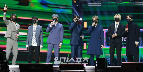 jimintoday__'s tweet photo. 제35회 골든디스크어워즈 수상소감 기사사진(1)

#BTS #방탄소년단 @BTS_twt https://t.co/cdtdPETTde