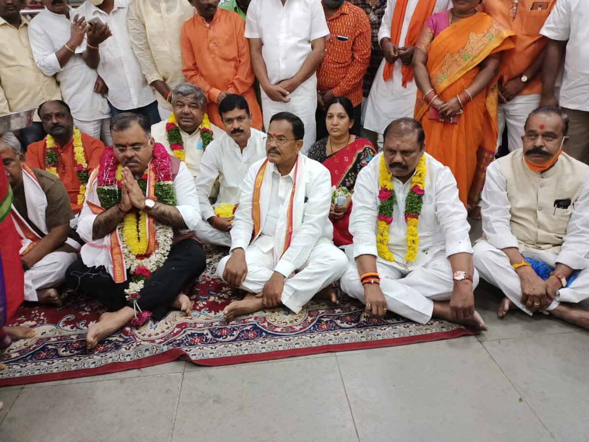 GPReddyBJP's tweet photo. ఈ రోజు ఉదయం బీజేపీ జాతీయ ప్రధాన కార్యదర్శి,తెలంగాణ రాష్ట్ర ఇంఛార్జి  శ్రీ తరుణ్ చుగ్ గారితో కలిసి యాదద్రి లక్ష్మి నరసింహస్వామి వారి దర్శనం చేసుకొని ఆశీర్వాదం తీసుకోవడం జరిగింది https://t.co/iUpwX41uZ6