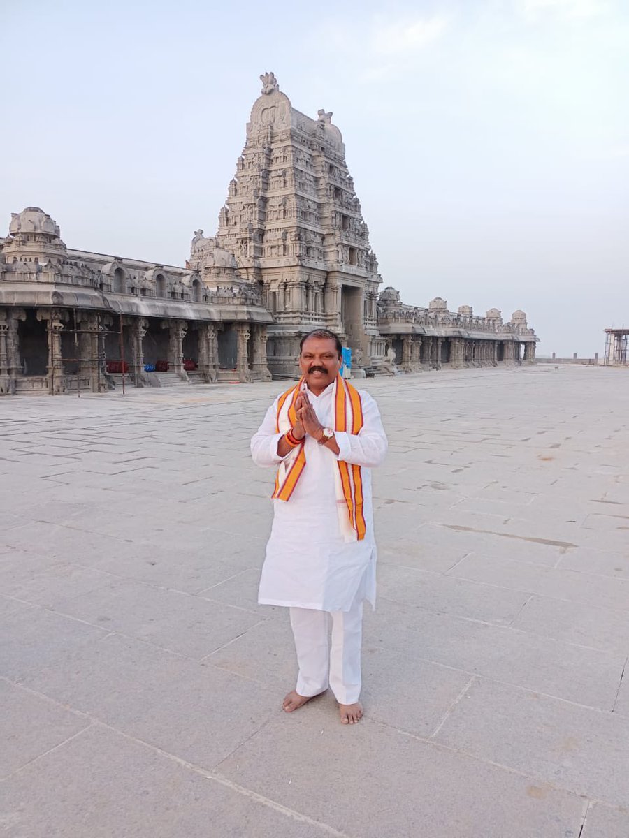 GPReddyBJP's tweet photo. ఈ రోజు ఉదయం బీజేపీ జాతీయ ప్రధాన కార్యదర్శి,తెలంగాణ రాష్ట్ర ఇంఛార్జి  శ్రీ తరుణ్ చుగ్ గారితో కలిసి యాదద్రి లక్ష్మి నరసింహస్వామి వారి దర్శనం చేసుకొని ఆశీర్వాదం తీసుకోవడం జరిగింది https://t.co/iUpwX41uZ6