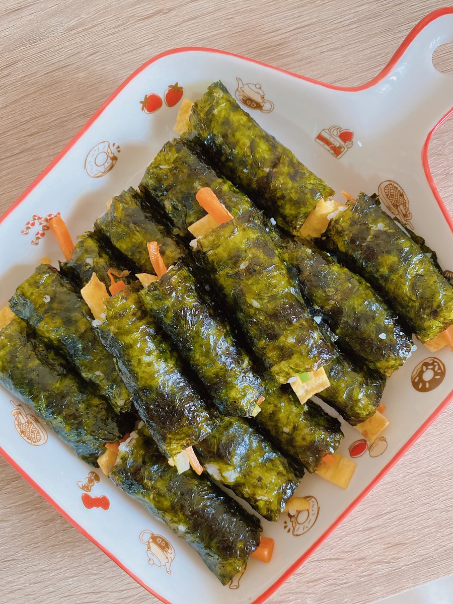 Made mini kimbap. Surprisingly tasty 😋 and oh, last nite i made kimchi jjigae and it tasted amazing 🍲 hubby got me 10 stars ⭐️