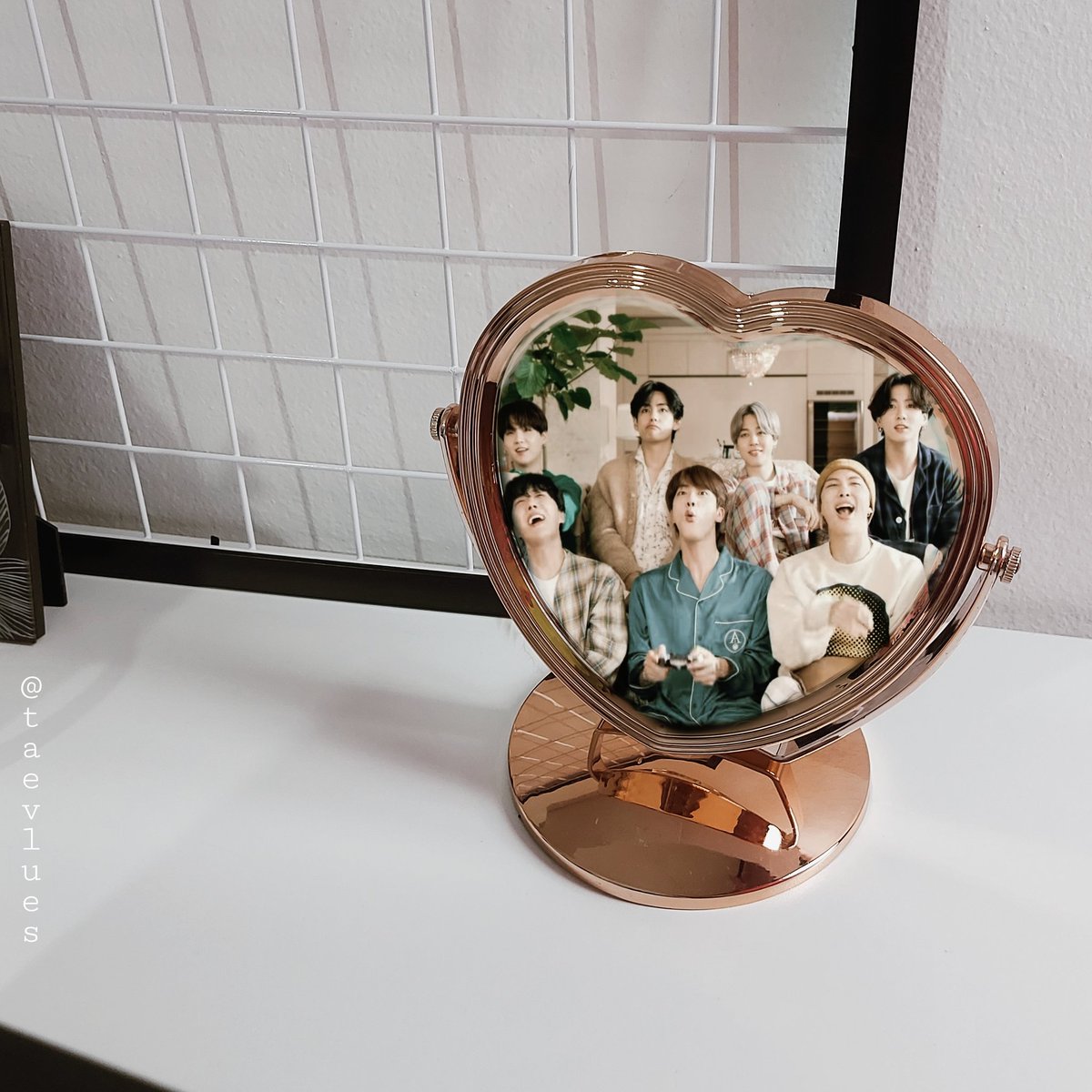 taevluesarchive's tweet photo. Life Goes On... 🍃
#BTS #BTS_BE #LifeGoesOn #방탄소년단 #btsaesthetics @BTS_twt https://t.co/tU0ahd17yW