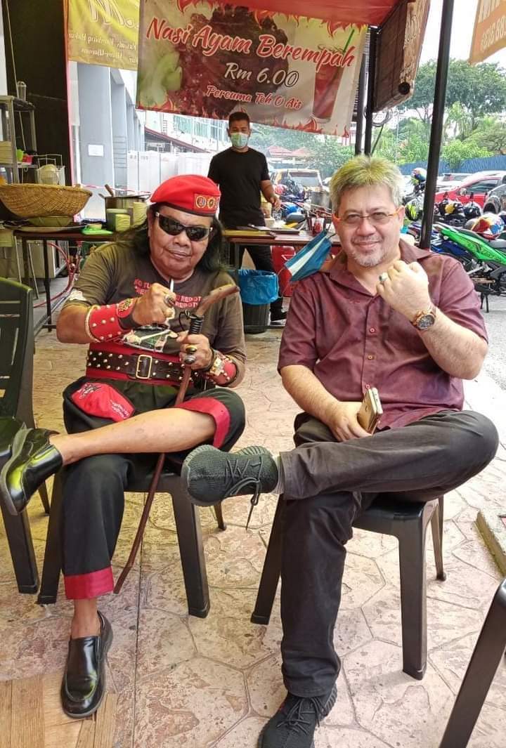 Rani_Kulup's tweet photo. Ayah bersama Mustapha Kamal Atartuk, CEO Megah Holding ptg ini. Katanya lama merindui gelak tawa ayah.  Cuba zoom keting kaki ayah yang terletak molek tu, kalau kaki tu yg libas kepala engko, baru engko tahu rendah tinggi langit biru.
#kipidap https://t.co/slq7Yy3H1W