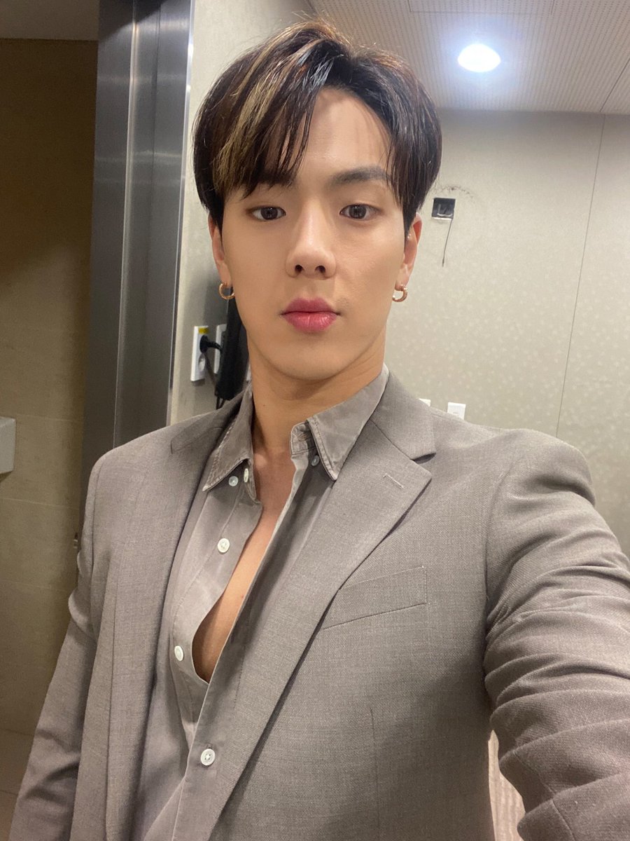 OfficialMONSTAX's tweet photo. 캡틴 잘보고 계신가요? 목요일 저녁에 만나요 ㅎㅎㅎ #셔누 https://t.co/y9Ti0IhExg