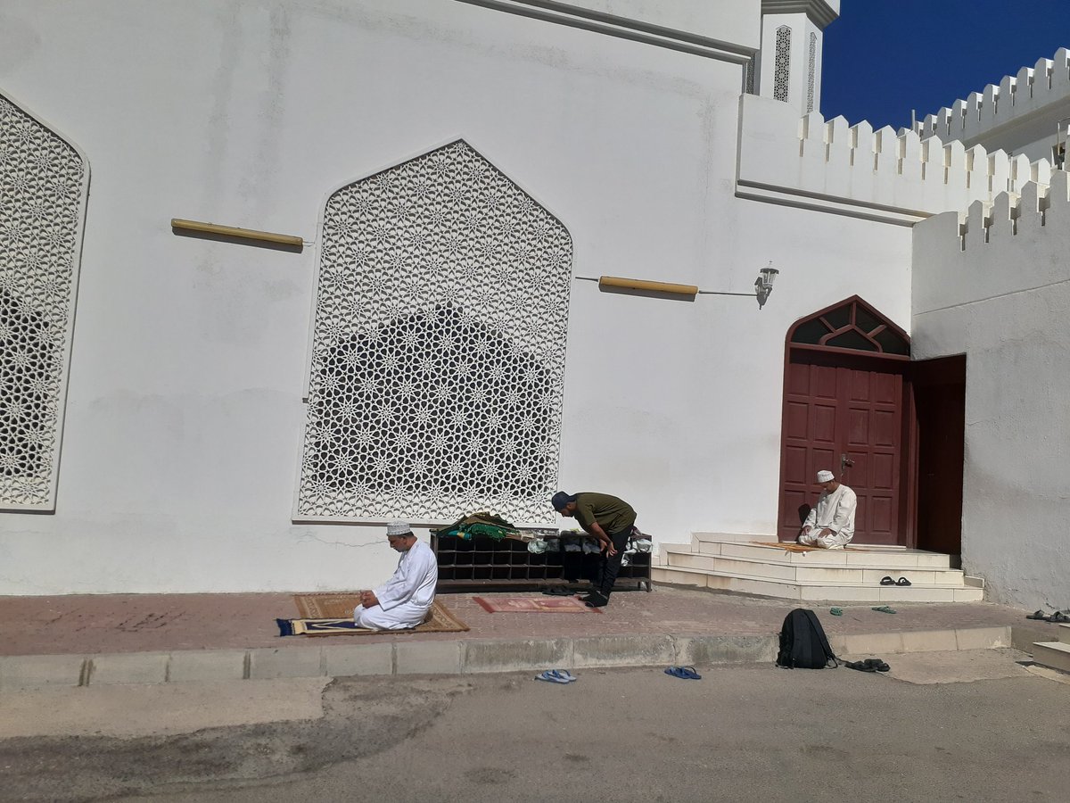 sultanalnaaby's tweet photo. المسجد على بضع امتار منهم فقط ولكنهم لا يستطيعون الوصول إليه، ويصلون بالخارج. نداء إلى اللجنة العليا ووزارة الأوقاف والشؤون الدينية متى تفتح بيوت الله كلها كما فتحت باقي المؤسسات والمناشط والمحلات والمولات؟ https://t.co/HOXslEAcUN