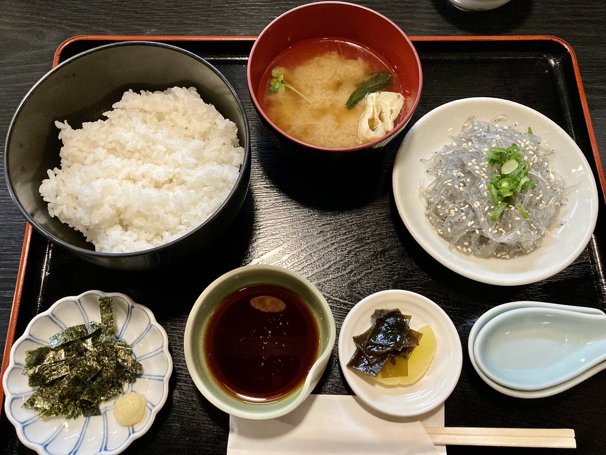ma_cd100's tweet photo. お昼は近くのかどや食堂さんで。生しらす丼を頂きました。生しらすをご飯にのせ、湯浅醤油ベースのタレに生姜を入れてかけて、きざみ海苔をパラリ。uma〜！！！✨#湯浅町　#有田郡　#和歌山県 https://t.co/SGZPbHCBTr
