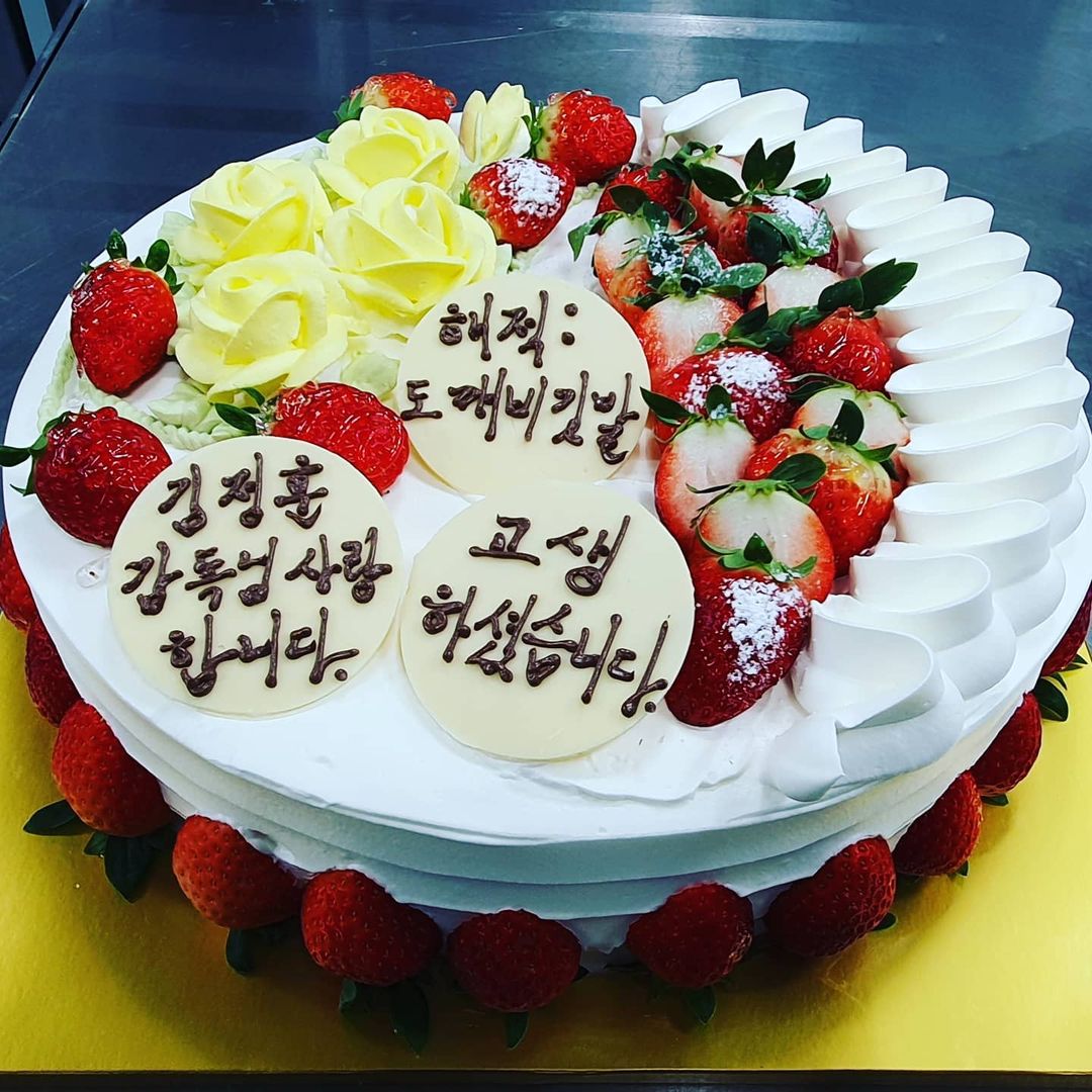 KangHaNeul_PH's tweet photo. [UPDATE] Posted yesterday by @leejongjoon_bakery  which was ordered by the pirates team. 

See 📸 for the ARTICLE 

#KangHaNeul #강하늘 #カンハヌル #HanHyoJoo #LeeKwangSoo #KwonSangWoo #해적2 #도깨비깃발 https://t.co/htwtiJjgqO