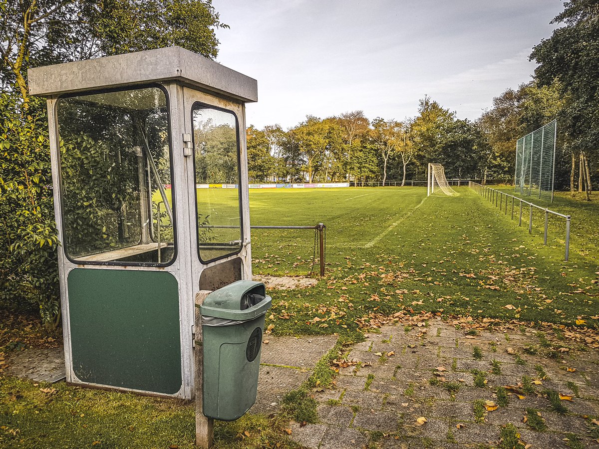 📸 | Het kassahokje is vermoedelijk voor het laatst gebruikt toen de eerste editie van ‘t Rôggefeest nog moest plaatsvinden. <a href="/SC_Amelandia/">S.C. Amelandia</a> heeft aan kwaliteit ingeboet, maar op De Slinger is het goed toeven. Het is dan ook onze accommodatie van de week

👉🏻 facebook.com/36981139010700…
